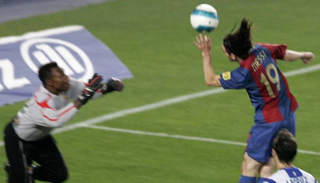 Messi anota el 1-1 del Barcelona deliberadamente con la mano.