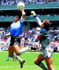 La célebre Mano de Dios de Maradona en el Argentina-Inglaterra del Mundial de México-86.