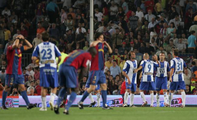 Puyol, Thuram y Motta ejemplifican la tristeza del Barcelona en el Camp Nou.