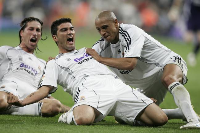 Reyes festeja junto a Ramos y Roberto Carlos los goles que confirman que el título es para el Real Madrid.