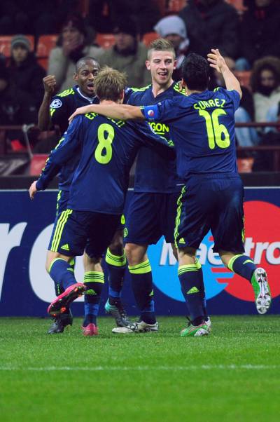 Eriksen y Suárez celebran con Enoh y Alderweireld un gol del belga en San Siro, en 2010.