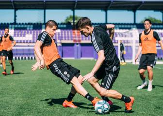 Dos jugadores blanquivioletas,
al borde de la suspensión