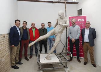 La estatua de Iniesta, desnudo, tendrá que esperar a 2021