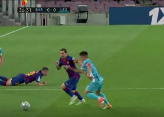 El agarrón de Bustinza a Messi para poder detenerlo