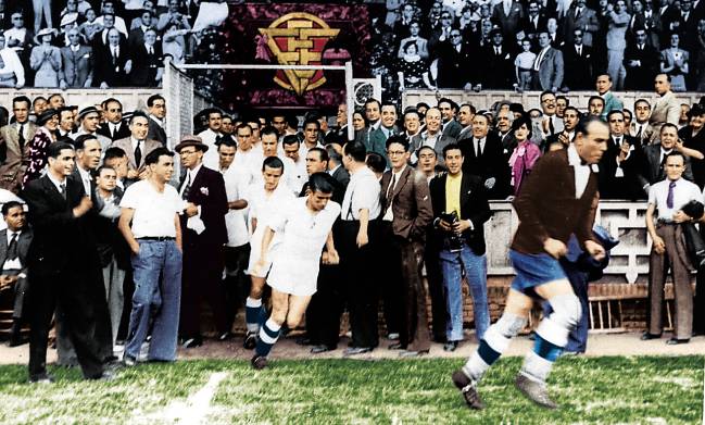 Ricardo Zamora lidera la salida de los jugadores de Madrid al campo, en Mestalla, para la final de la Copa de España, el 21 de junio de 1936.