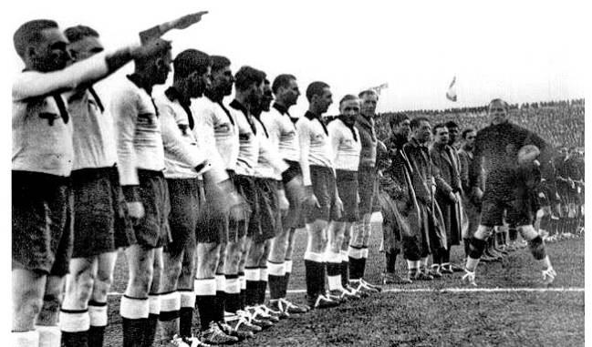 Zamora afeando a algunos jugadores de Alemania la exagerada duración de su saludo nazi.