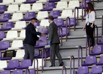 Recuerdo para los fallecidos en un estadio vacío