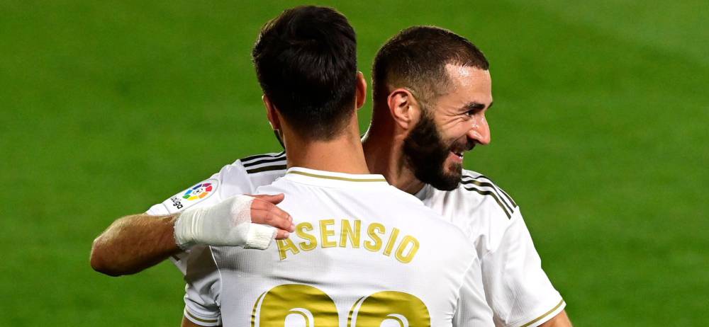 Benzema felicita a Asensio por su gol ante el Valencia.