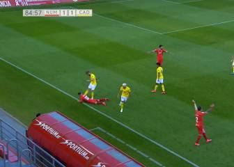 Lo de Perea fue gravísimo: rival en el suelo y suelta esta patada