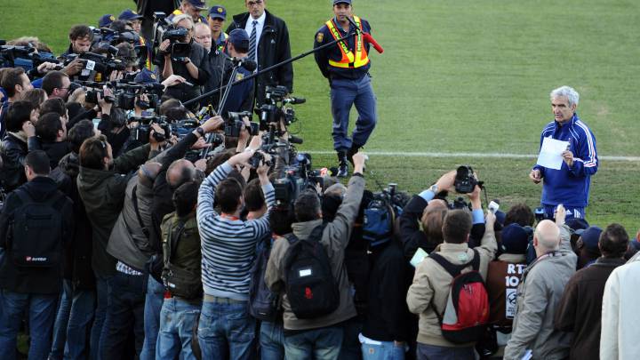 Domenech le enseña a la prensa la carta de los jugadores.