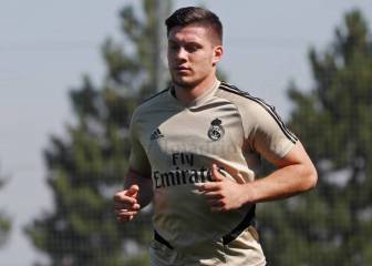 Jovic trabaja sobre el césped