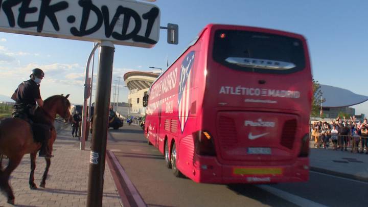 Aficionados del Atleti recibieron a los buses por fuera del Wanda