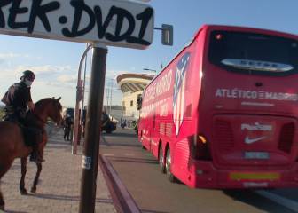 Aficionados del Atleti recibieron a los buses por fuera del Wanda