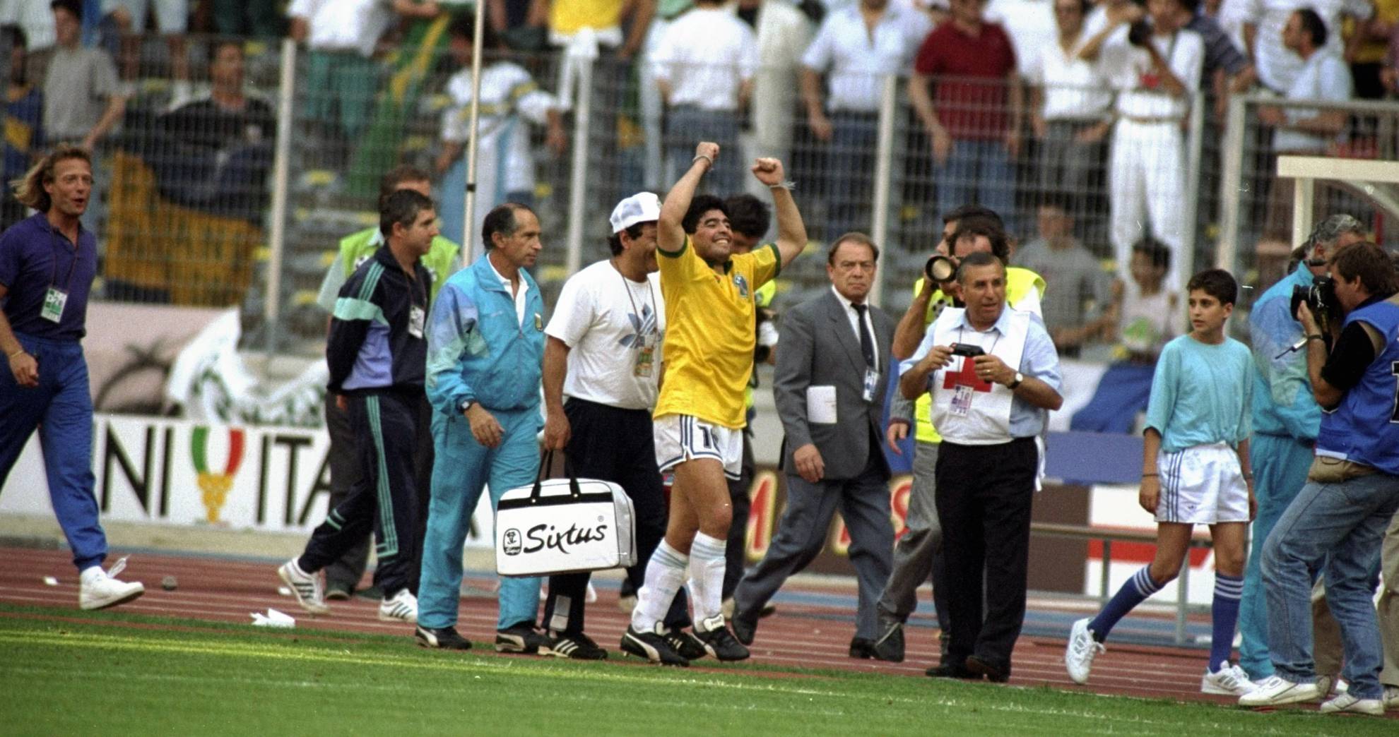 Maradona se marcha triunfante de Turín tras ganar a Brasil.