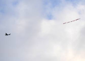 Un avión con una bandera supremacista sobrevoló el Etihad: 