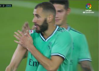 El vídeo que ha dado para un serial de memes: ¿señaló su brazo Benzema para 'justificar' que era gol legal?