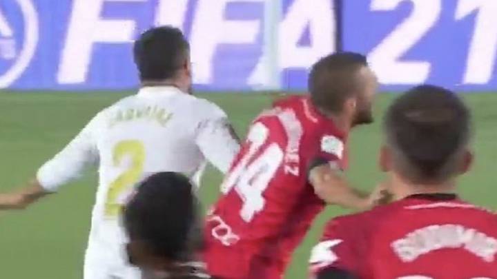 El árbitro debió anular el gol de Vinicius por falta previa