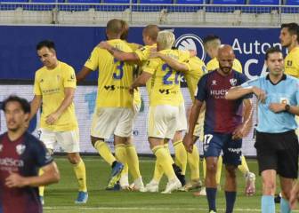 Álex Fernández dilapida las ilusiones del Huesca en el 96'