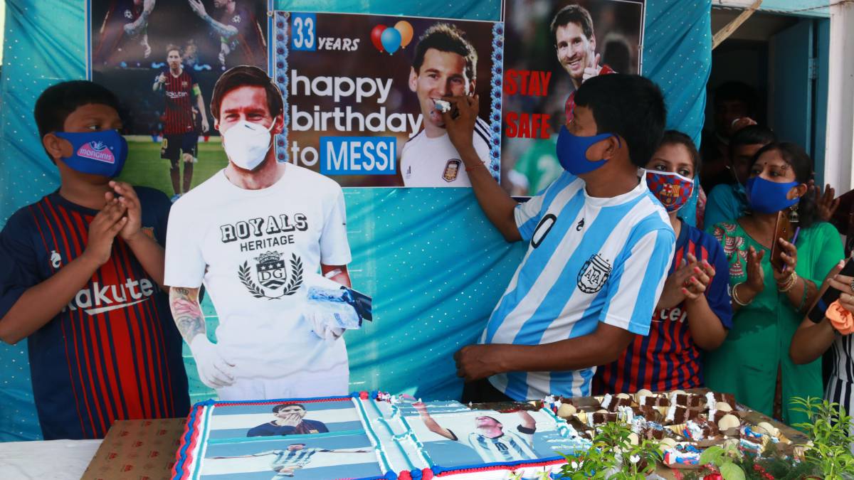Siv Shankar Patra, el fan número uno de Messi en la India, y su familia festejaron el 33 cumpleaños del crack del Barça con una gran tarta en Calcuta.