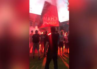 Bengalas y canticos: el festejo de los hinchas de Liverpool tras ganar la Premier