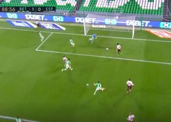 ¡Van últimos en en el torneo y fallan este gol de forma increíble a los 89 minutos!