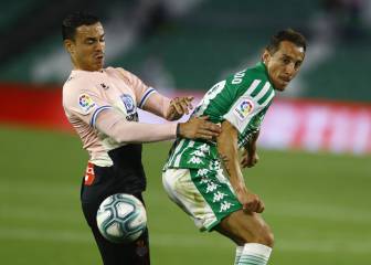 Abelardo, con los centrales y De Tomás ante el Madrid