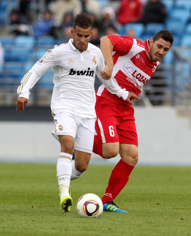 Vázquez, nuevo entrenador del Juvenil B del Real Madrid, pugna por un balón con Jesé en un Castilla-Sanse de Segunda B en la temporada 2011-2012.