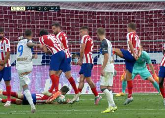 Este es el peligro de la nueva moda en las barreras: Joselu, Koke y una mano