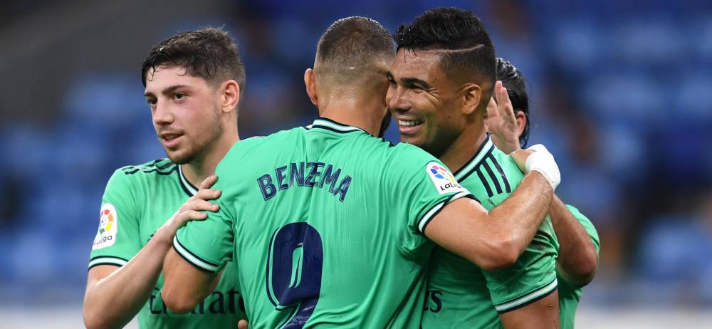 Casemiro felicita a Benzema por su asistencia en Cornellà.