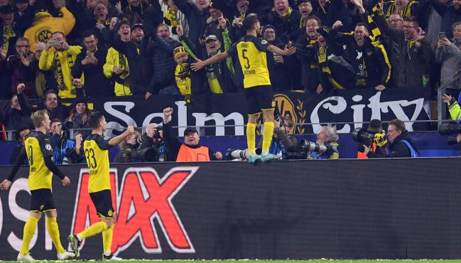Achraf, con el Dortmund tras remontar ante el Inter.