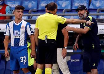 Mateu Lahoz da la bienvenida a Rufete al banquillo perico