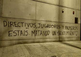 Pintadas de protesta en la ciudad deportiva del Betis: 