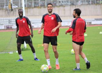 El Cornellà entrena en césped natural para preparar el playoff