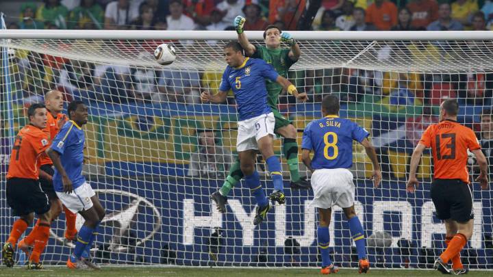 Felipe Melo y Julio Cesar e equivocan y el centrocampista marca, en propia puerta, un gol de Holanda en los cuartos de final del Mundial de Sudáfrica 2010.
