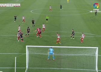 Minuto 95 y toda la zona noble de Segunda mirándolo: el posible penalti del Almería