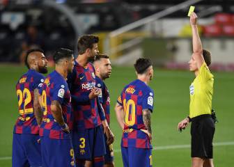 El Barça tiene a casi media plantilla al borde de la suspensión