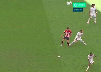 La polémica del penalti de Ramos a Raúl García: el reglamento dice que no hay falta si no le disputa el balón