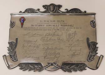 Enrique Cerezo entrega al Celta una placa de 1945 en honor a Cesáreo González