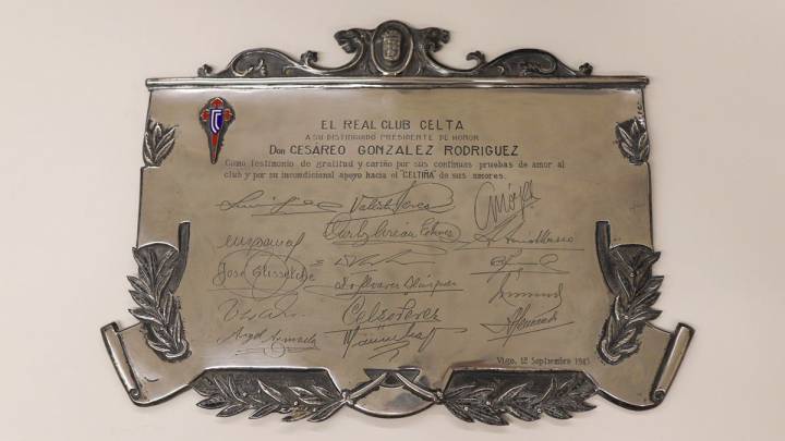 Enrique Cerezo entrega al Celta una placa de 1945 en honor a Cesáreo González