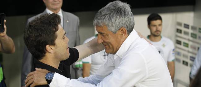 Rubi y Setién, saludándose en el Betis-Espanyol de la pasada temporada como entrenadores perico y verdiblanco, respectivamente.