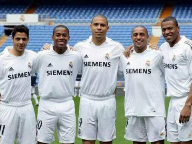 Cicinho, Robino, Ronaldo, Roberto Carlos y Julio Baptista posan en el Bernabéu.