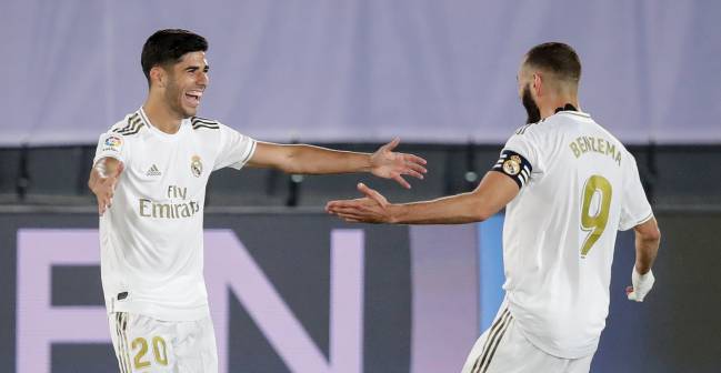 Asensio y Benzema celebran el 2-0 al Alavés.