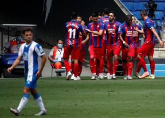 El Espanyol le echa no una mano sino dos al Eibar