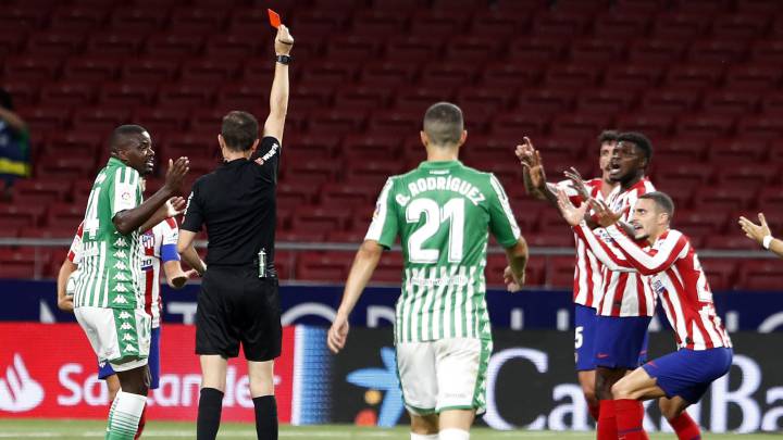 González González expulsa a Mario Hermoso en el Atlético-Betis.