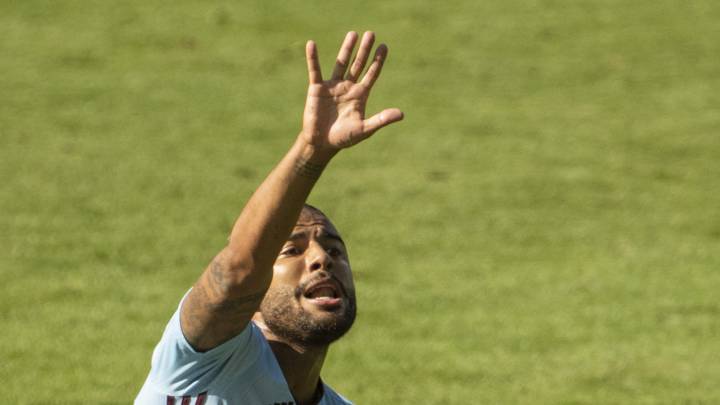 Rafinha Alcántara levanta su brazo derecho tumbado en el campo durante el partido contra el Betis.