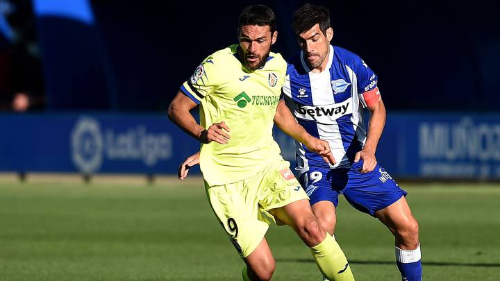 Molina y Manu García pugnan por un balón en el Alavés-Getafe.
