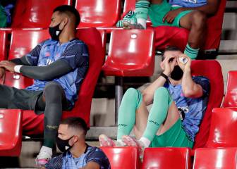 Bale sigue con sus gestos y juega con prismáticos en el banquillo