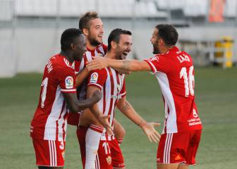 El Almería se engancha a la pelea por el ascenso directo a costa del Rayo