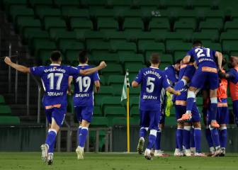 Joselu y Rodrigo Ely dejan al Alavés en Primera un año más