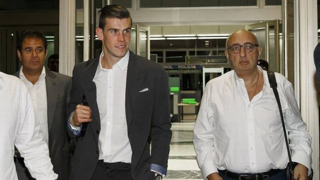 Barnett y Bale en el aeropuerto de Barajas.